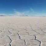 Le désert bolivien et sa terre craquelée