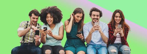 Discord Groupe de personnes sur leurs smartphones, hilares