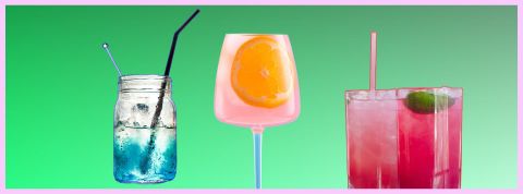 Passion eau aromatisée Des verres remplis d'eau colorée sur fond vert