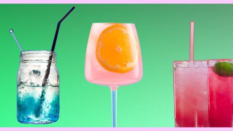 Des verres remplis d'eau colorée sur fond vert