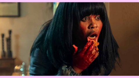 Une jeune femme les mains ensanglantées mange une tarte