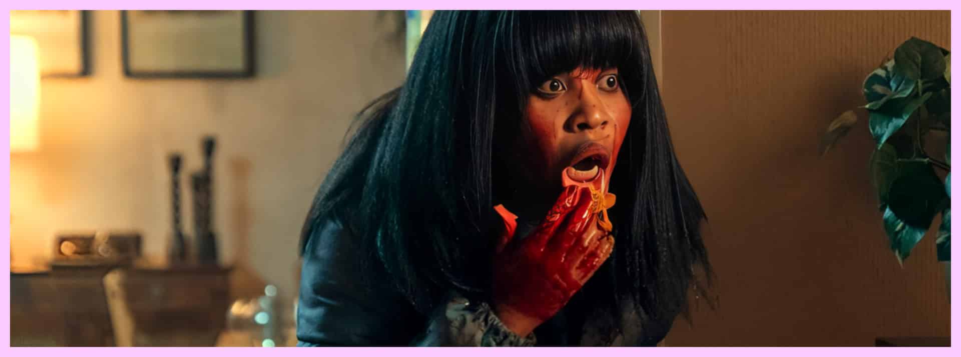 Pourquoi les films d'horreur adorent montrer des femmes en train de se gaver de nourriture Une jeune femme les mains ensanglantées mange une tarte