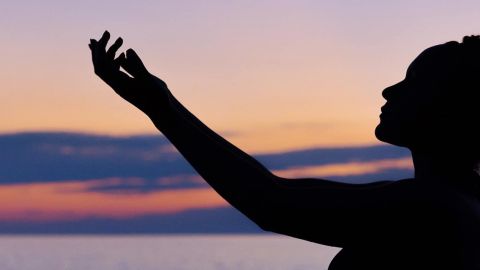 une silouhette de femme au coucher du soleil