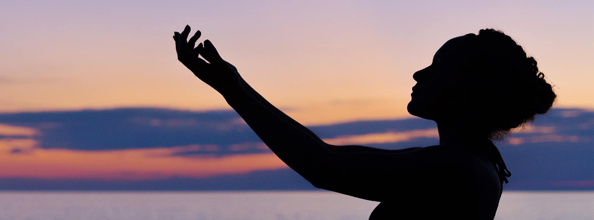 une silouhette de femme au coucher du soleil