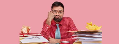 Les Français s'ennuient de plus en plus au travail, aussi bien en présentiel qu’en distanciel Homme somnolent à son bureau