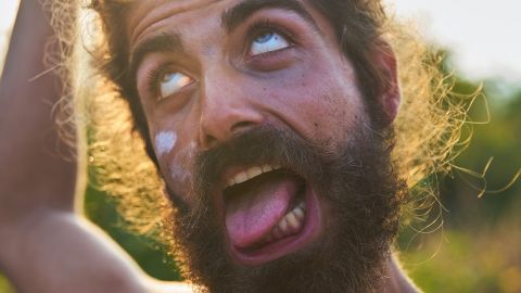 Un homme barbu fait une grimae