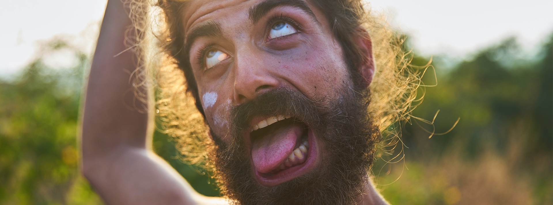 Quand les ados déterrent le Facebook de leurs parents - L'ADN Un homme barbu fait une grimae