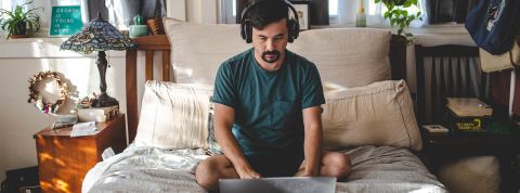 La maison en 2023 Un homme dans sa chambre travaille sur son ordi