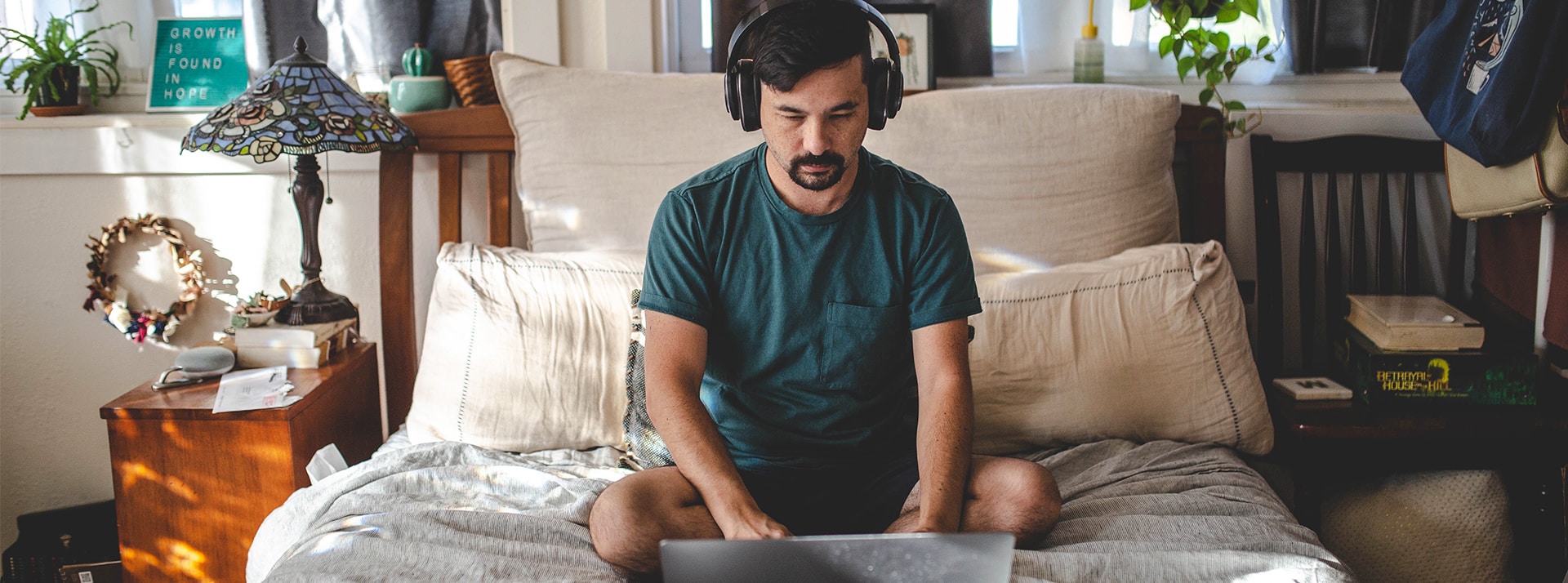 La maison en 2023 Un homme dans sa chambre travaille sur son ordi