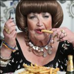 des dames qui mangent des saucisses avec des bugs