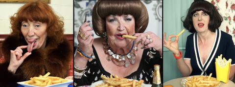 lesdamesauxfrites des dames qui mangent des saucisses avec des bugs