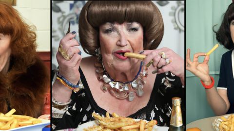 lesdamesauxfrites des dames qui mangent des saucisses avec des bugs
