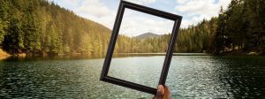 Cadre posé devant un paysage