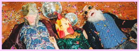 personnes-allongees-dans-fete-deguisee personnes-allongees-dans-fete-deguisee