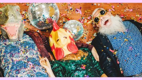 personnes-allongees-dans-fete-deguisee