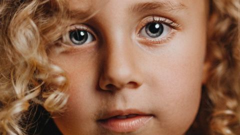 Visage d'une petite fille aux cheveux bouclés en gros plan