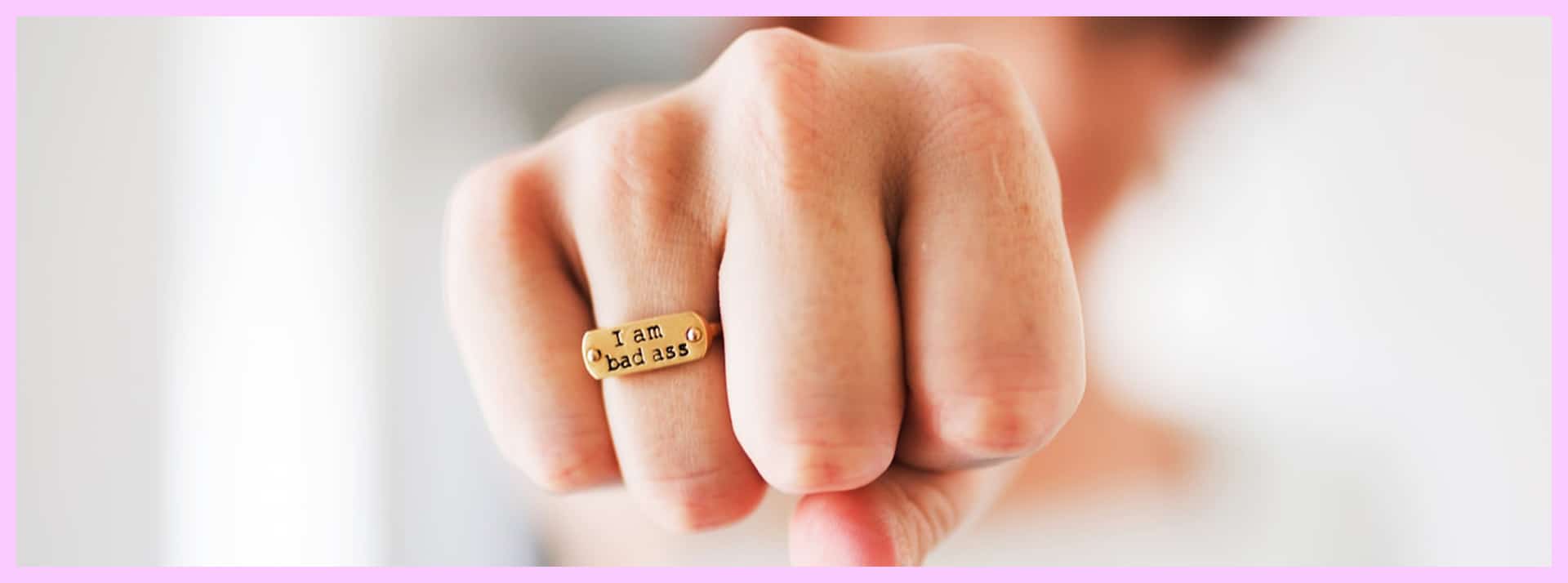 poing fermé et bague badass