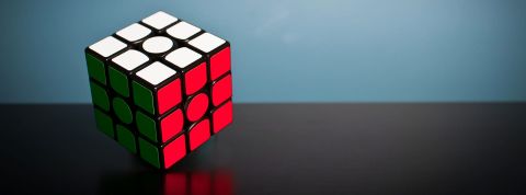 Du projet à l’impact positif, l’intrapreneuriat challenge l’entreprise Un Rubiks cube avec les faces remplies d'une couleur