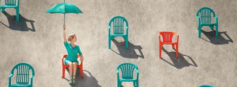 95 % des salariés sont favorables à la semaine de 4 jours Jeune femme blonde tenant un parasol turquoise sur une plage, assise à travers de nombreuses chaises rouges et sarcelles dans le sable, par une journée ensoleillée