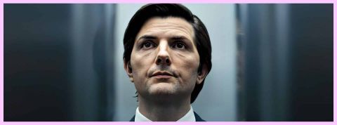 Ils n'en peuvent plus de leur travail Le héros de la série Severance dans un ascenseur, l'air contrit