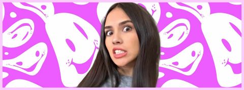 Une influenceuse facture les échanges avec son avatar Une jeune femme brune sur fond rise