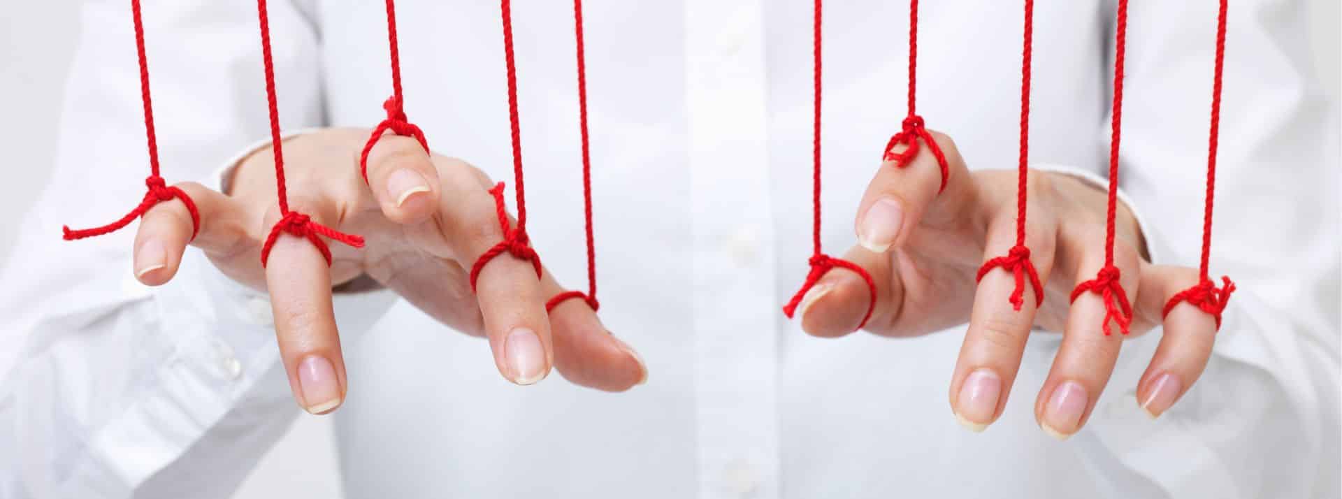 ChatGPT peut vous faire changer d'avis et vous n'y verrez que du feu - L'ADN mains en train de taper sur un clavier, les doigts sont accrochés à des cordes