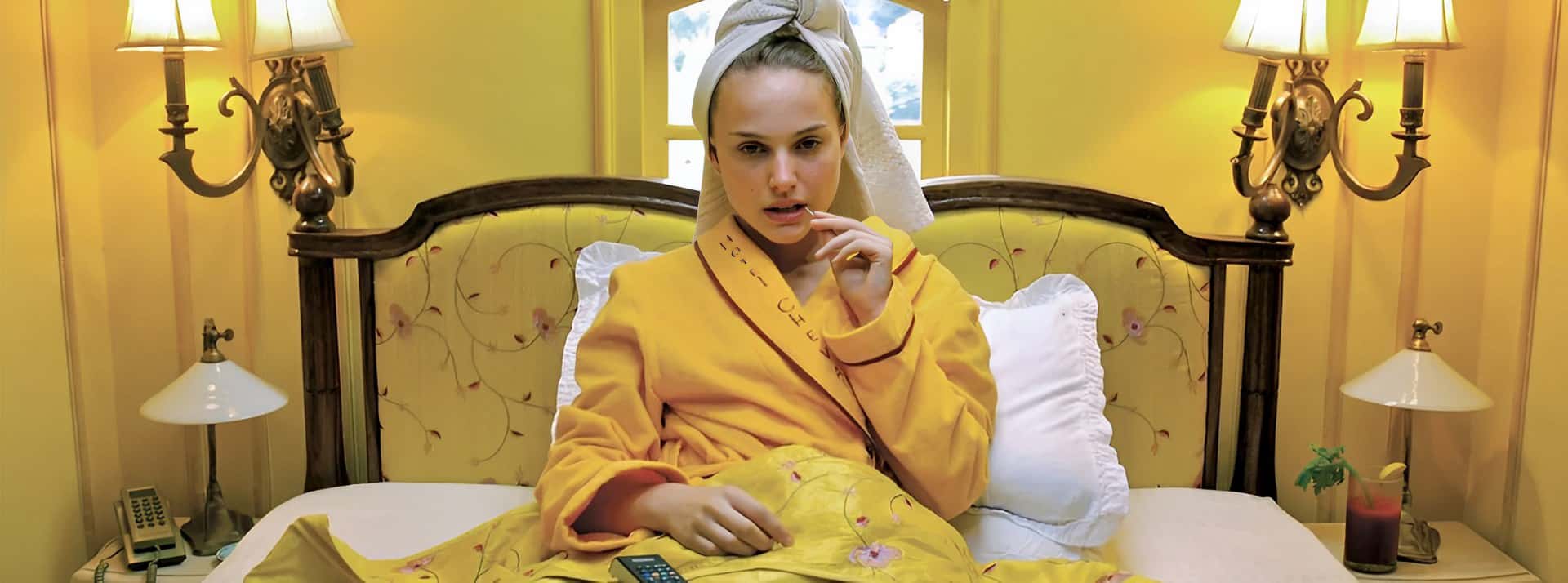 Une femme en peignore jaune dans un lit jaune