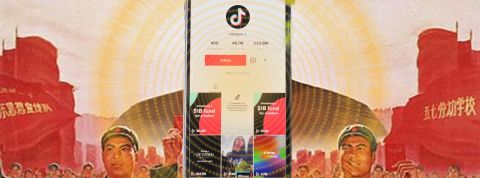 Les révélations fracassantes d'un ancien employé de ByteDance sur les secrets de TikTok Un smartphone avec TiokTok sur l'écran et une aura