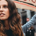 Une jeune militante dans une manifestation