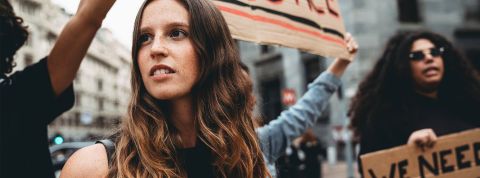 Politique : des citoyens qui oscillent entre désaveux des élites et nouvelles formes d'engagement Une jeune militante dans une manifestation