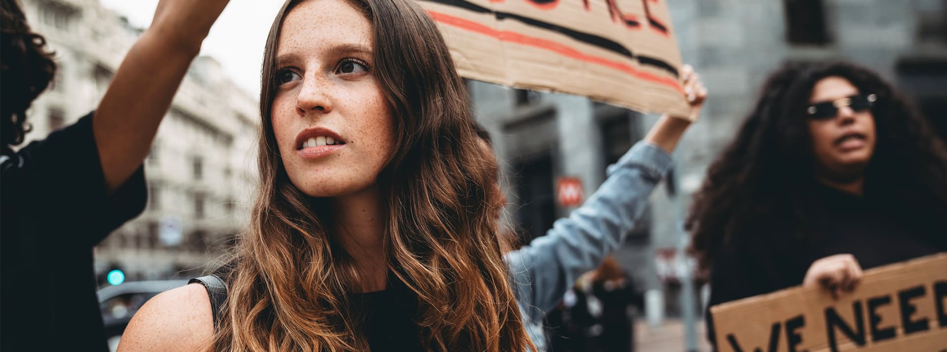 Politique : des citoyens qui oscillent entre désaveux des élites et nouvelles formes d'engagement Une jeune militante dans une manifestation