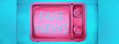 Climat et énergie : deux sujets qui mobilisent les équipes de fact-checking Télévision vintage avec l'inscription : fake news - Bleu et rose