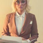 Femme blonde dans bureau vintage