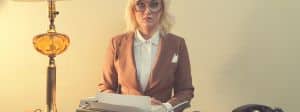 Femme blonde dans bureau vintage