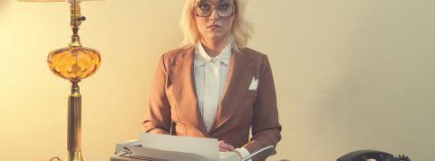 Les évolutions du travail en 20 ans Femme blonde dans bureau vintage