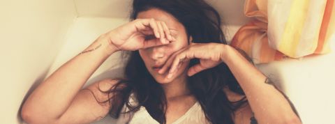 L'inflation impacte les Français sur leur santé et leur mental Belle femme brune triste dans son bain