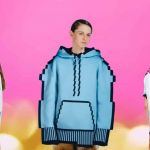 Trois personnes habillées de la collection Pixels Loewe