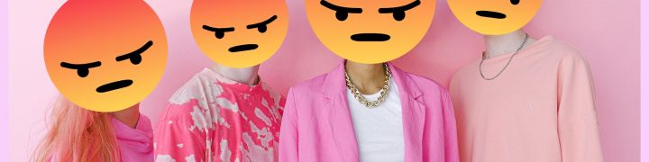 Des jeunes avec des smiley en colère sur la tête