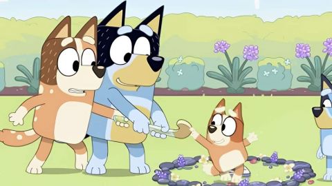 Capture d'écran d'un épisode de Bluey où les deux parents jouent avec leurs filles