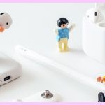 Des playmobils sur un smartphone et des earpods