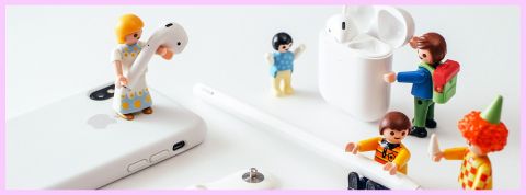 L'ingénieur n’est-il pas en train de commettre le mal de la façon la plus banale qui soit ? Des playmobils sur un smartphone et des earpods