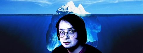 Feldup-iceberg un jeune homme avec un iceberg en arrière plan.