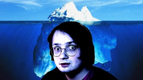 un jeune homme avec un iceberg en arrière plan.