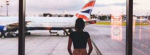 Les Français sont-ils pour la décarbonation ? Une femme dans un aéroport
