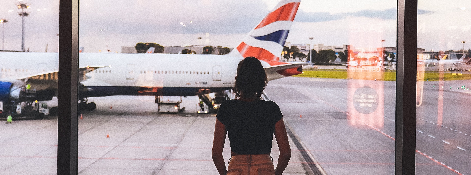 Une femme dans un aéroport