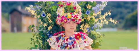 Le grand retour de Midsummer Une jeune fille avec une couronne de fleurs assise dans un champ
