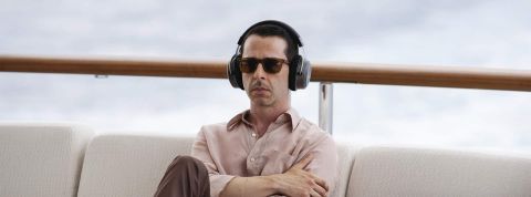 Jeremy Strong dans Succession Un homme seul et triste que vous ne pourrez jamais réparer avec un casque sur les oreilles.