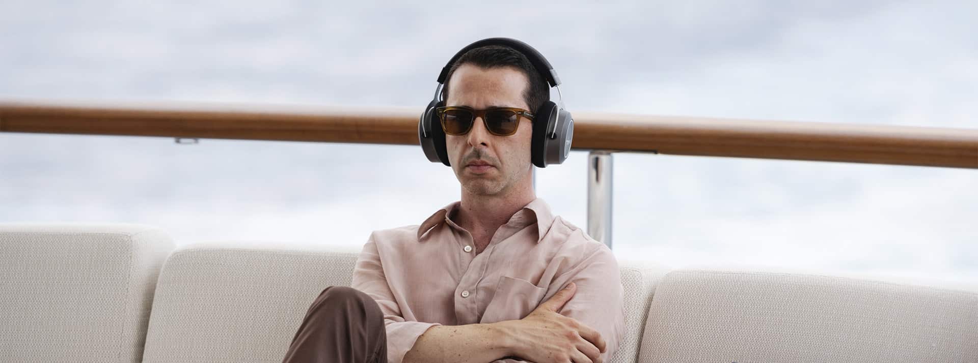 Jeremy Strong dans Succession - L'ADN Un homme seul et triste que vous ne pourrez jamais réparer avec un casque sur les oreilles.