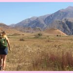 Une fille de dos devant les montagnes