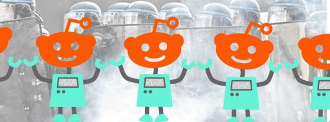 Pourquoi les utilisateurs Reddit se mettent en grève Des logos Reddit devant une photo de CRS